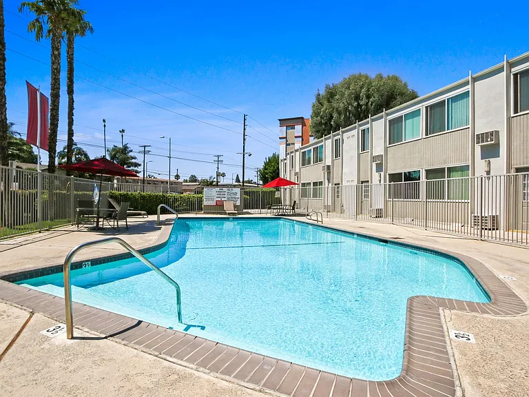 Royal Sepulveda Apartment Homes — Photo 4
