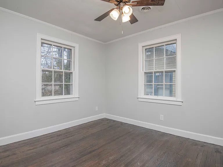 2440 Woodbine Ave — Photo 16