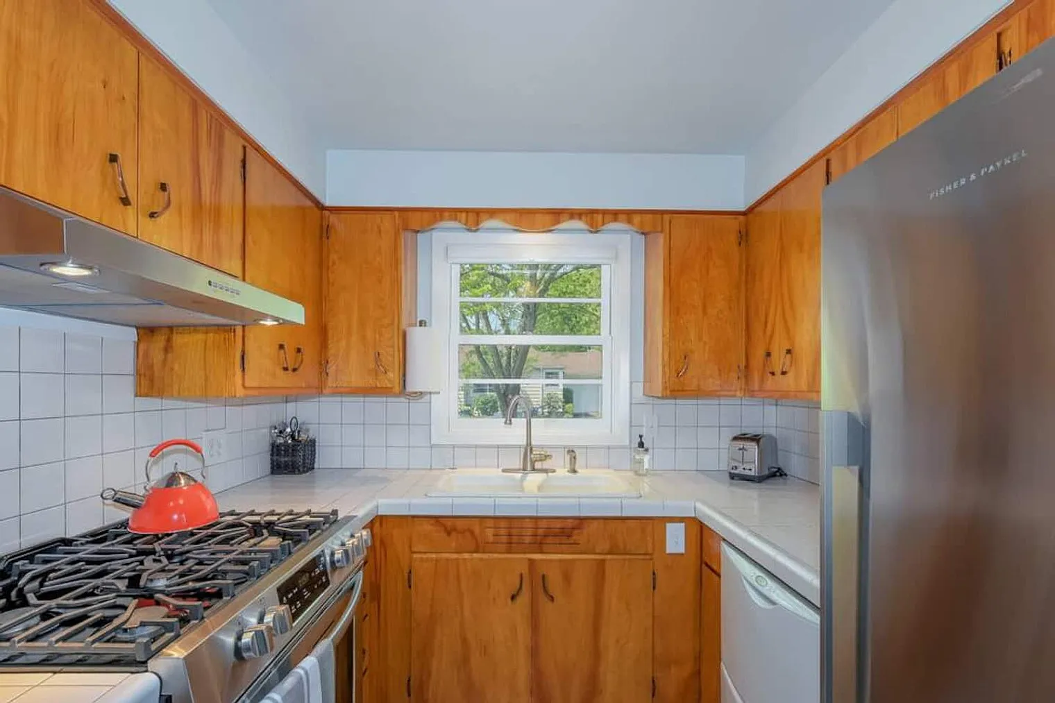 3 bed, 2.0 bath, 1926 sqft, $3,781 — Photo 2