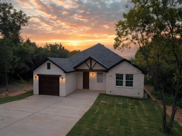 750 E Bluebonnet Dr, Granbury, TX 76048