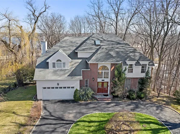 30 Pine Drive N, Roslyn, NY 11576