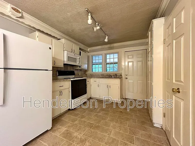 2549 Pinckney Ave — Photo 5
