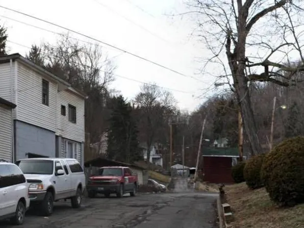 632 Cemetery Rd, Martins Ferry, OH 43935