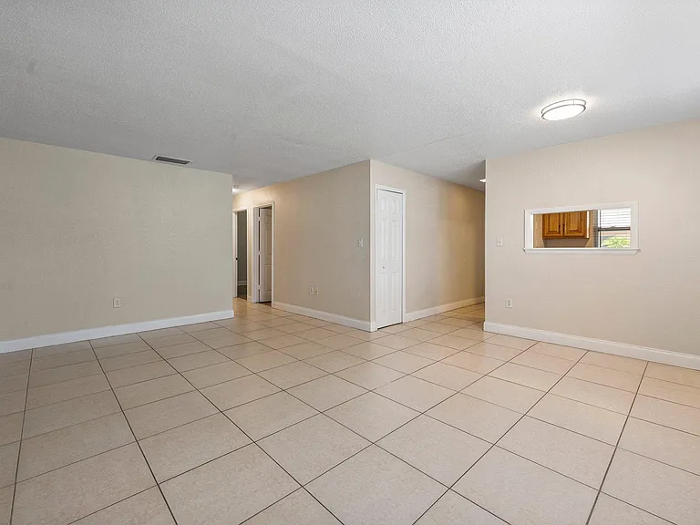 Royal Oak Condominiums — Photo 29