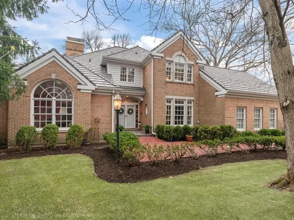 852 Gloucester Xing, Lake Forest, IL 60045