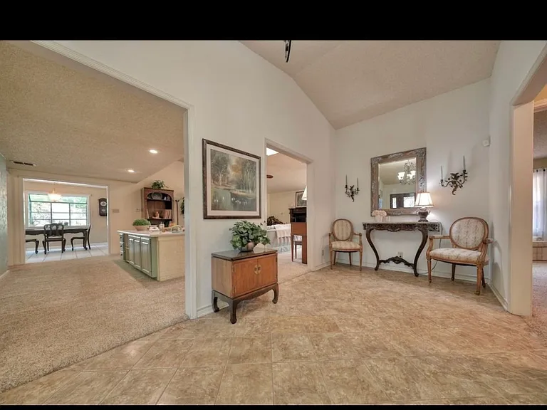 1379 Bridle Path Ln — Photo 10
