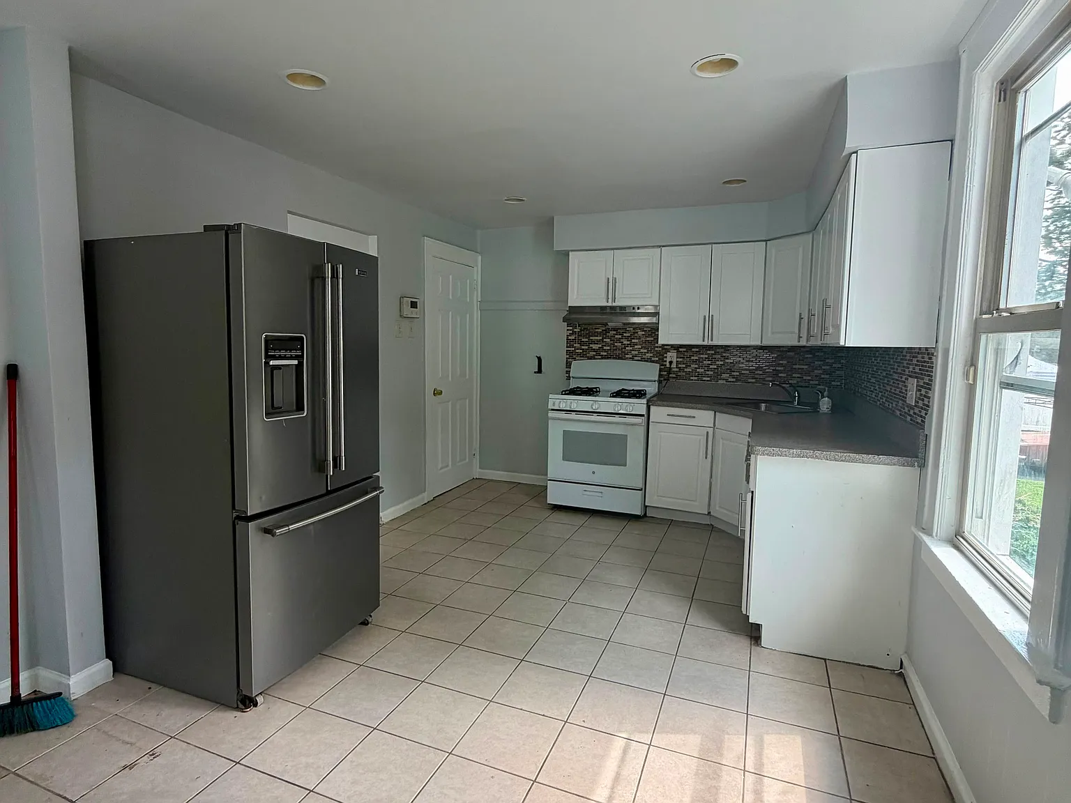 3 bed, 1000 sqft, $3,500 — Photo 1