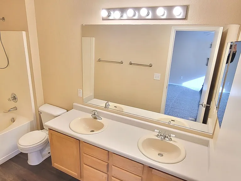 435 W Fabens Ln — Photo 15