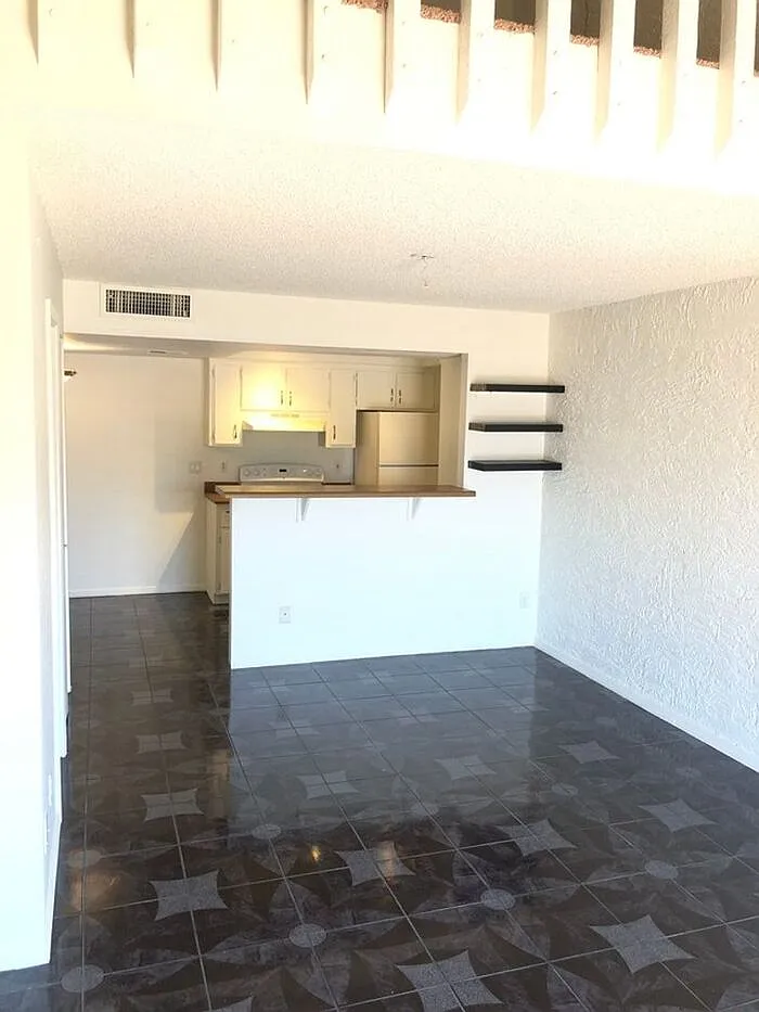 1 bed, 1.5 bath, 706 sqft, $925 — Photo 4