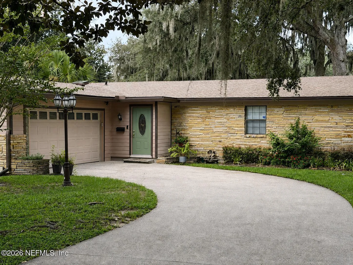 3 bed, 2.0 bath, 1996 sqft, $2,700 — Photo 2