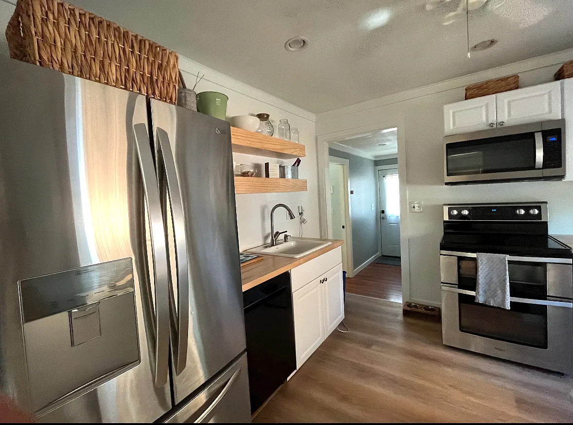 3 bed, 1020 sqft, $2,950 — Photo 3
