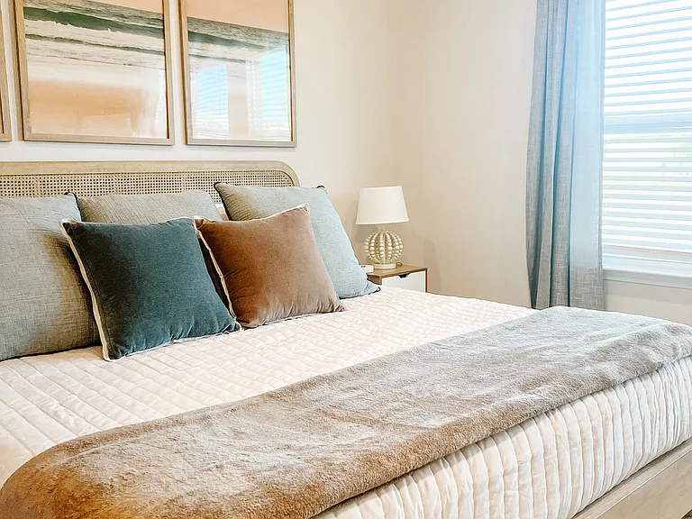 Owners suite|King bed|luxury linens|full cable|ceiling fan