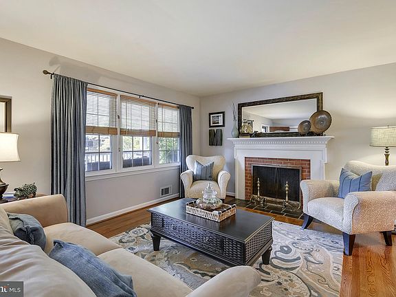 2nd image of 8420 Crown Pl