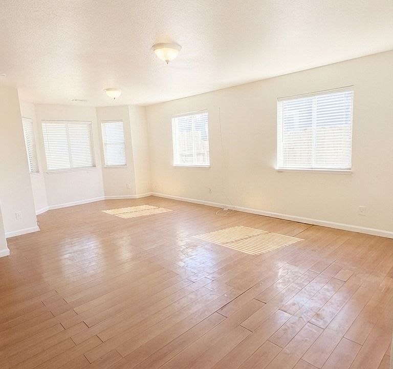 1st image of 653 S 29th St