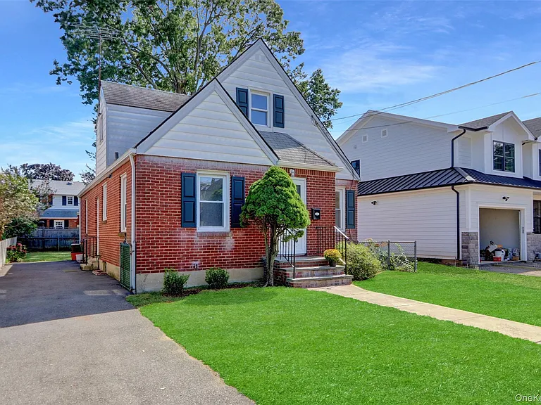 322 Harvard Rd S — Photo 2