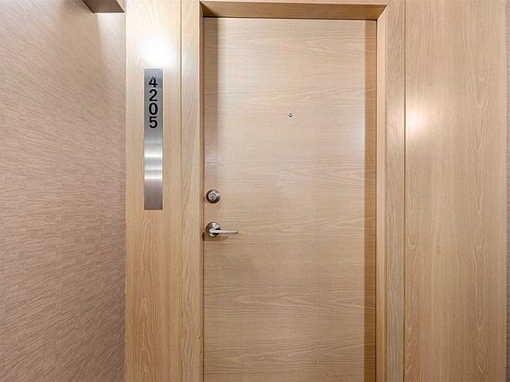 3rd image of 21 Carlton St #4205