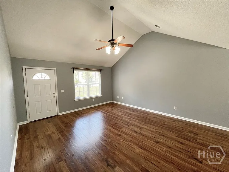 119 Mustang Dr — Photo 4