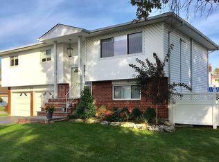 21 Center Ct, Bethpage, NY 11714