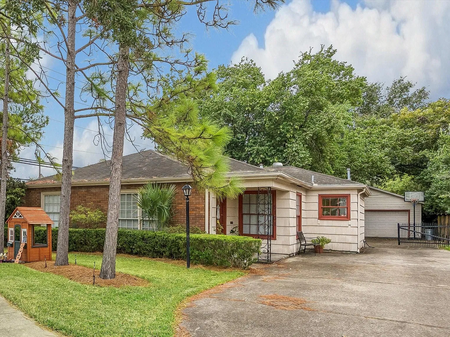 3 bed, 1.0 bath, 1352 sqft, $2,400 — Photo 1