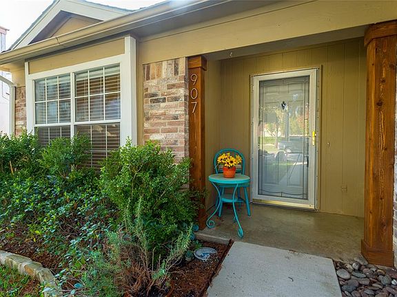 3rd image of 907 Brae Loch Dr