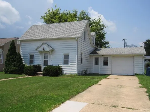 424 S Locust St, Monticello, IA 52310