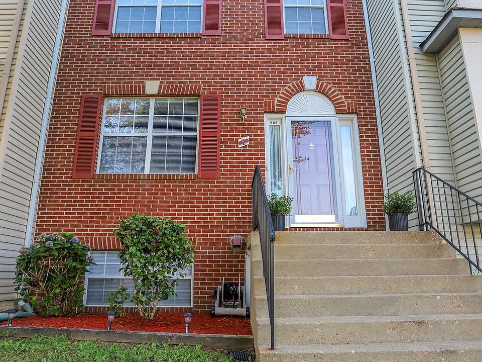 1st image of 202 Barrows Ct