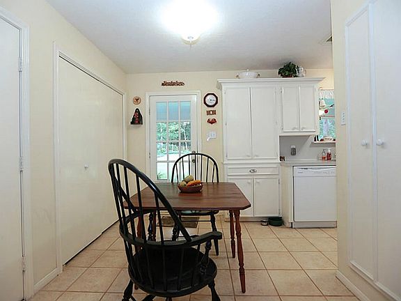 4th image of 602 Pine Circle Dr