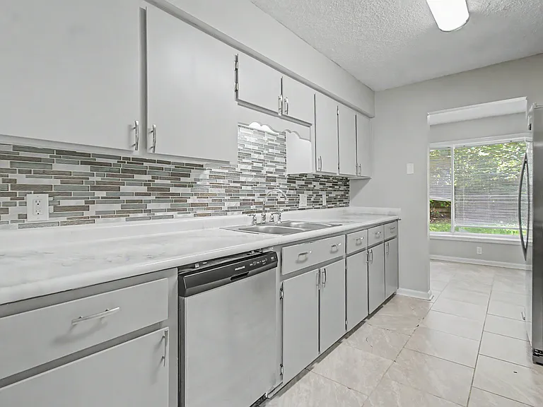 703 Woods Ct — Photo 8