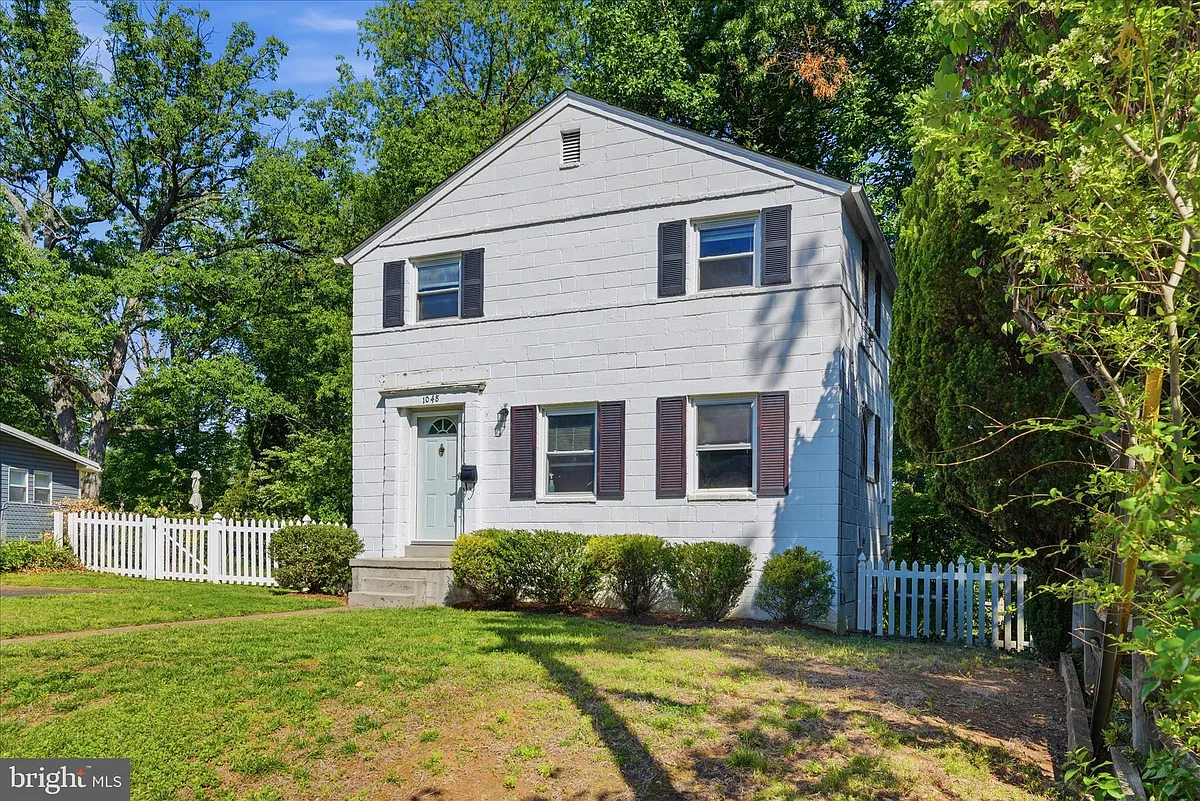 Building Photo - 1048 S Edison St