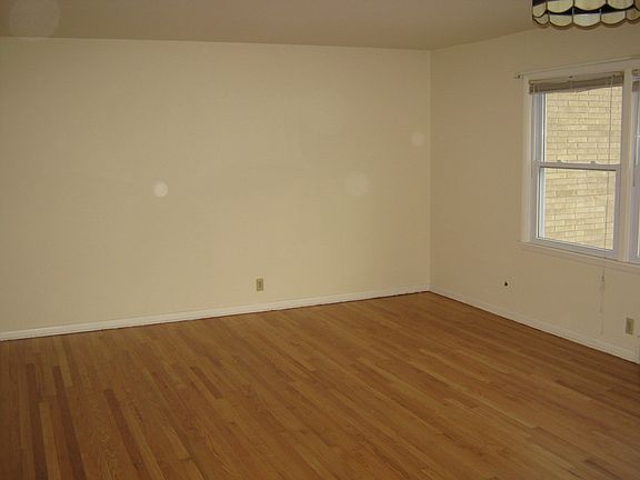 3rd image of 1319 E Randolph Ct