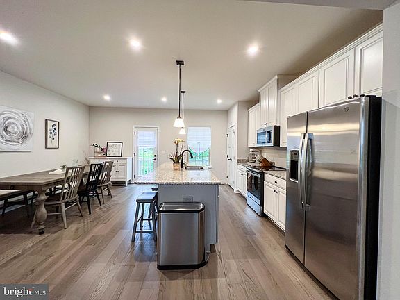 3rd image of 4480 Commons Dr
