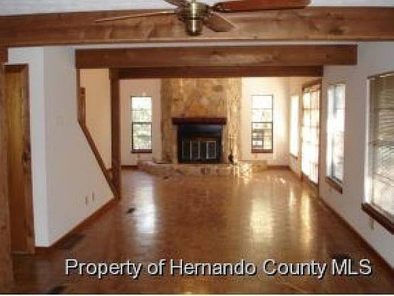 Livingroom w/ Fireplace