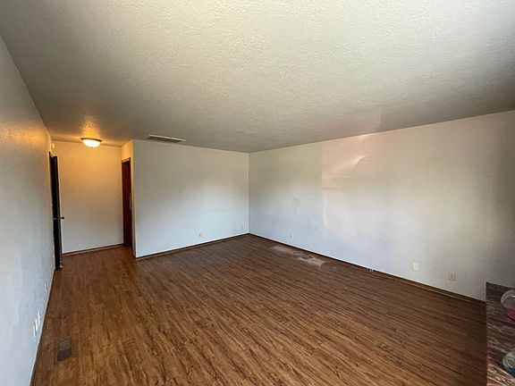 3rd image of 221 Skylark Ct