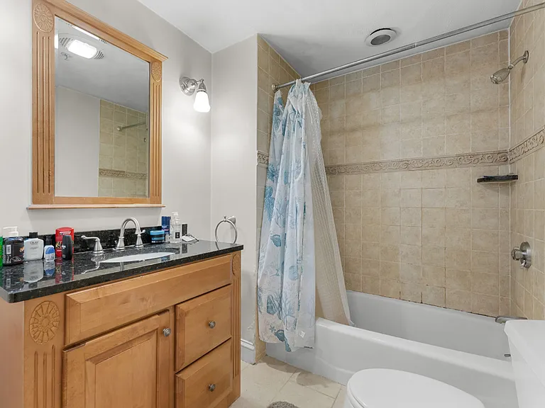 262-264 W Broadway #2 — Photo 8