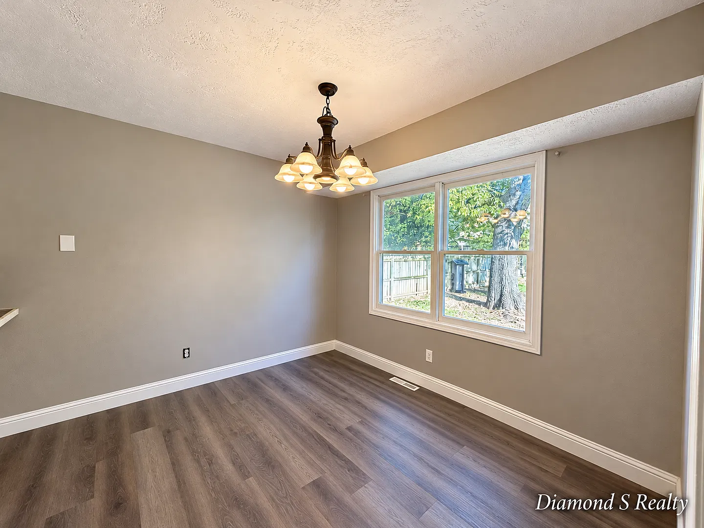 Lovely 3 Bedroom Home Located in Great Neighborhood — Photo 4