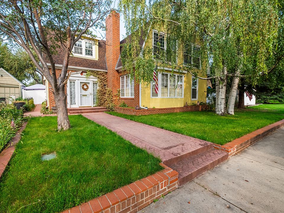 1st image of 811 1st Ave W
