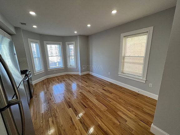 5th image of 372 Oxford St #4