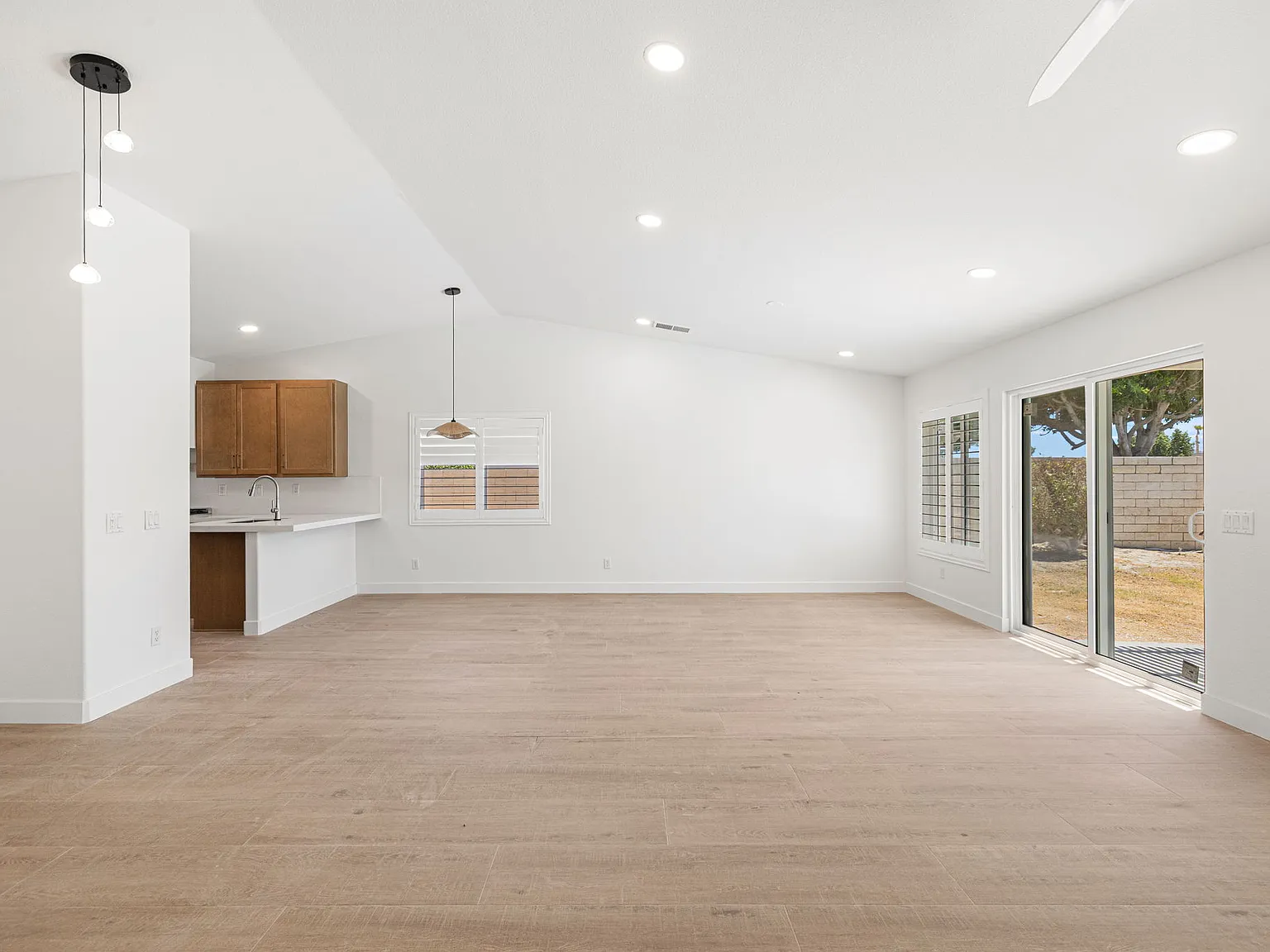 4 bed, 1970 sqft, $4,495 — Photo 4