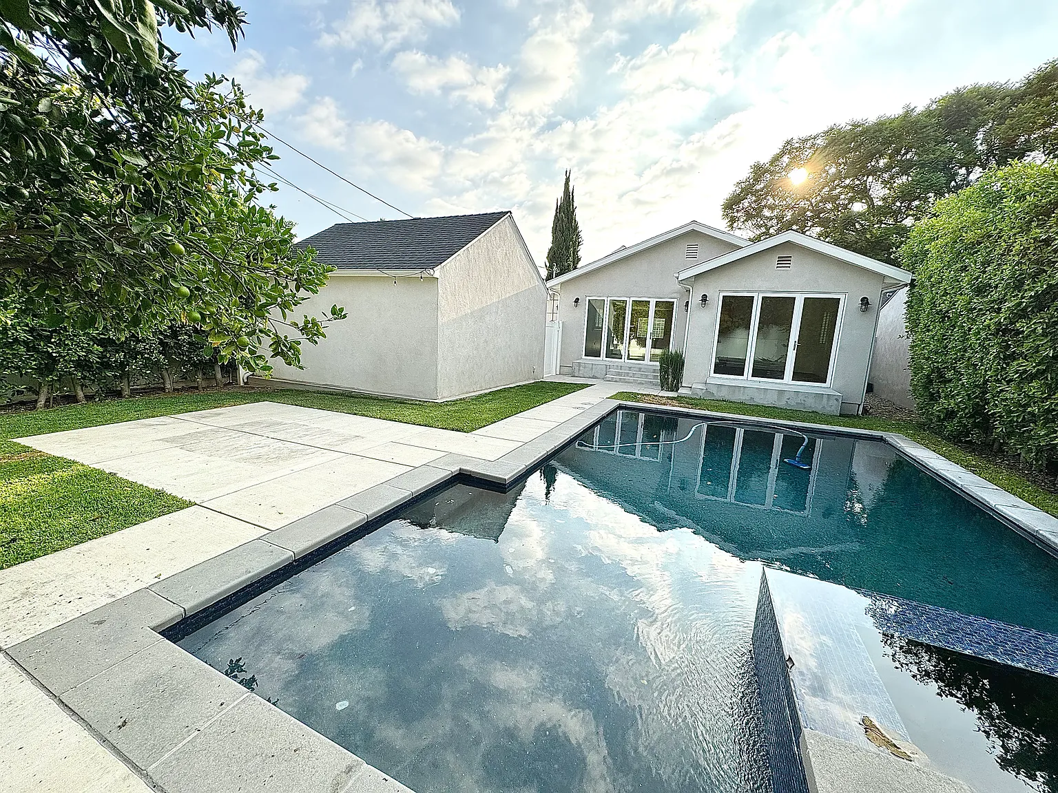N Frederic St, Burbank — Photo 2