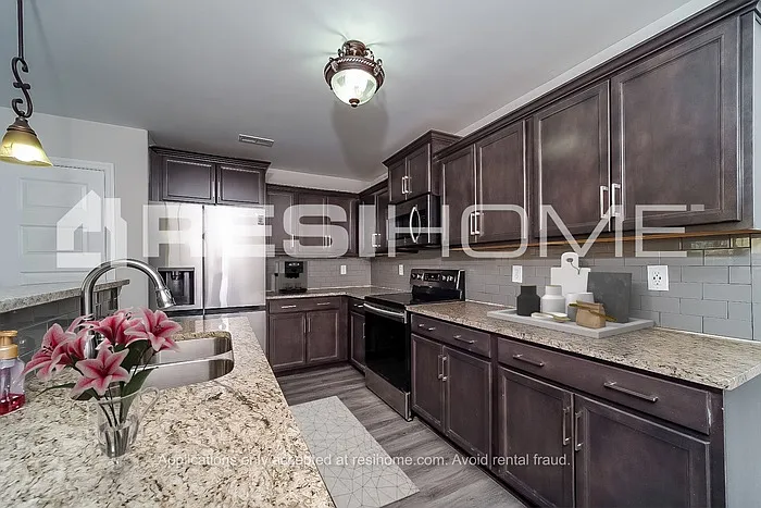 4 bed, 2.0 bath, 1774 sqft, $1,695 — Photo 2