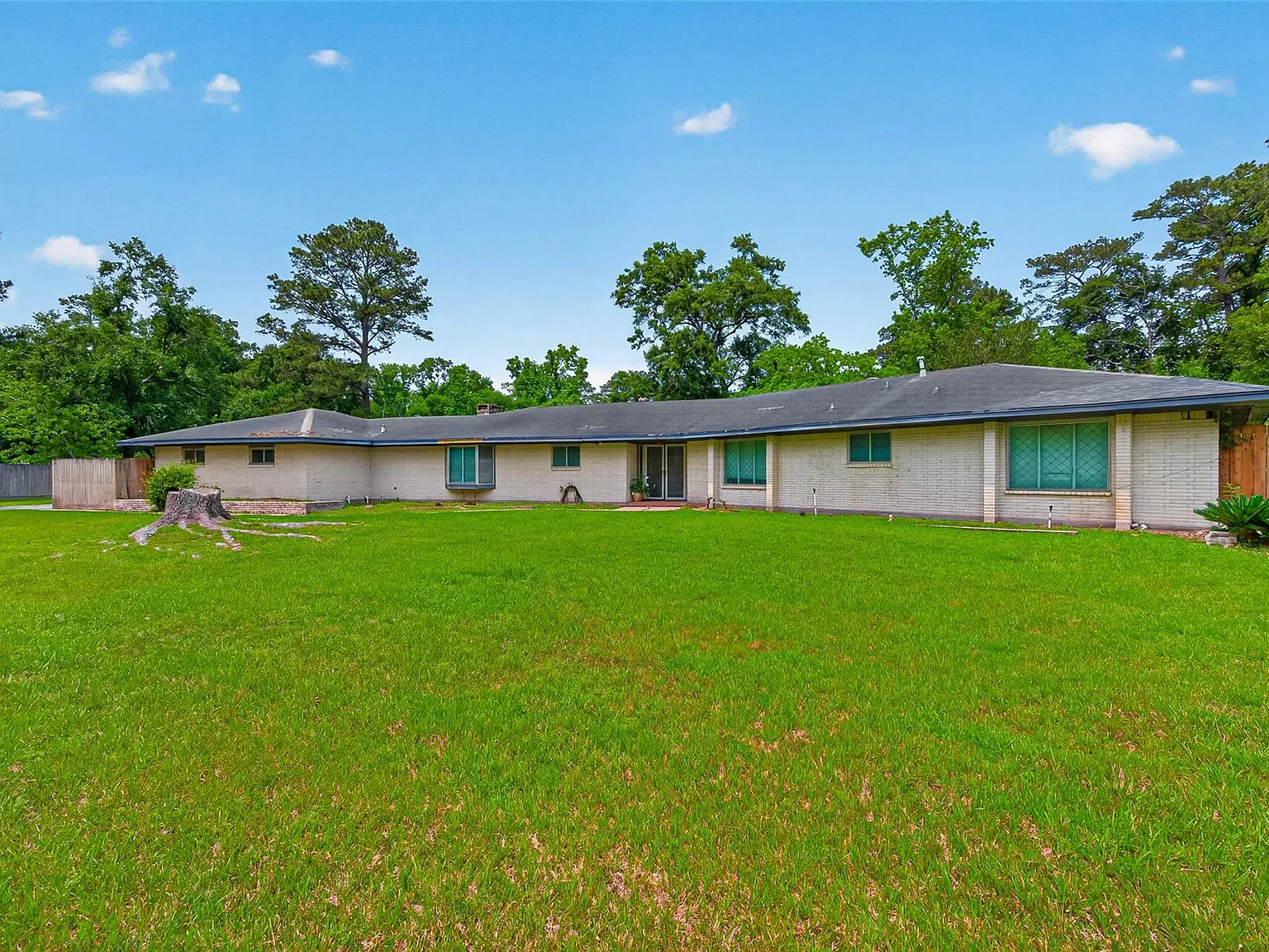 4 bed, 2.5 bath, 3868 sqft, $2,400 — Photo 4