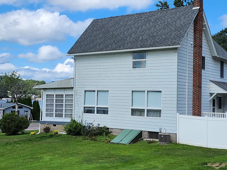 2247 Lakeside Dr — Photo 4