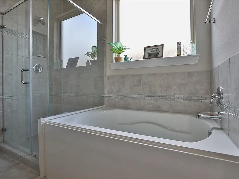 2810 Bluesage Bluff Dr — Photo 23