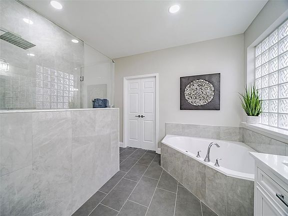 4th image of 3521 Burnet Dr