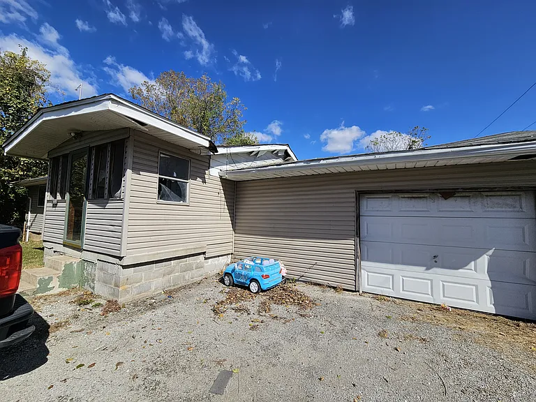 1611 Mousette Ln — Photo 2