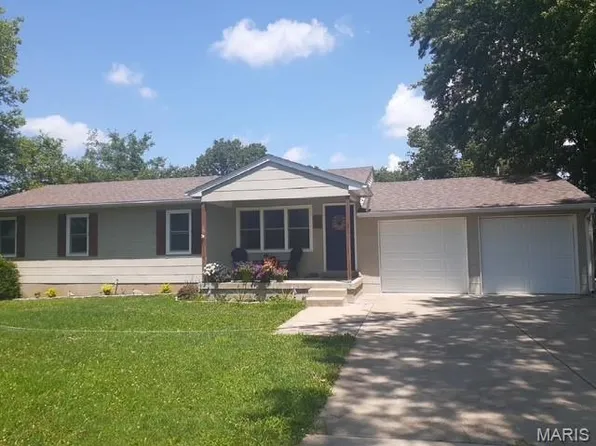 2 Towers Ln, Saint Charles, MO 63304