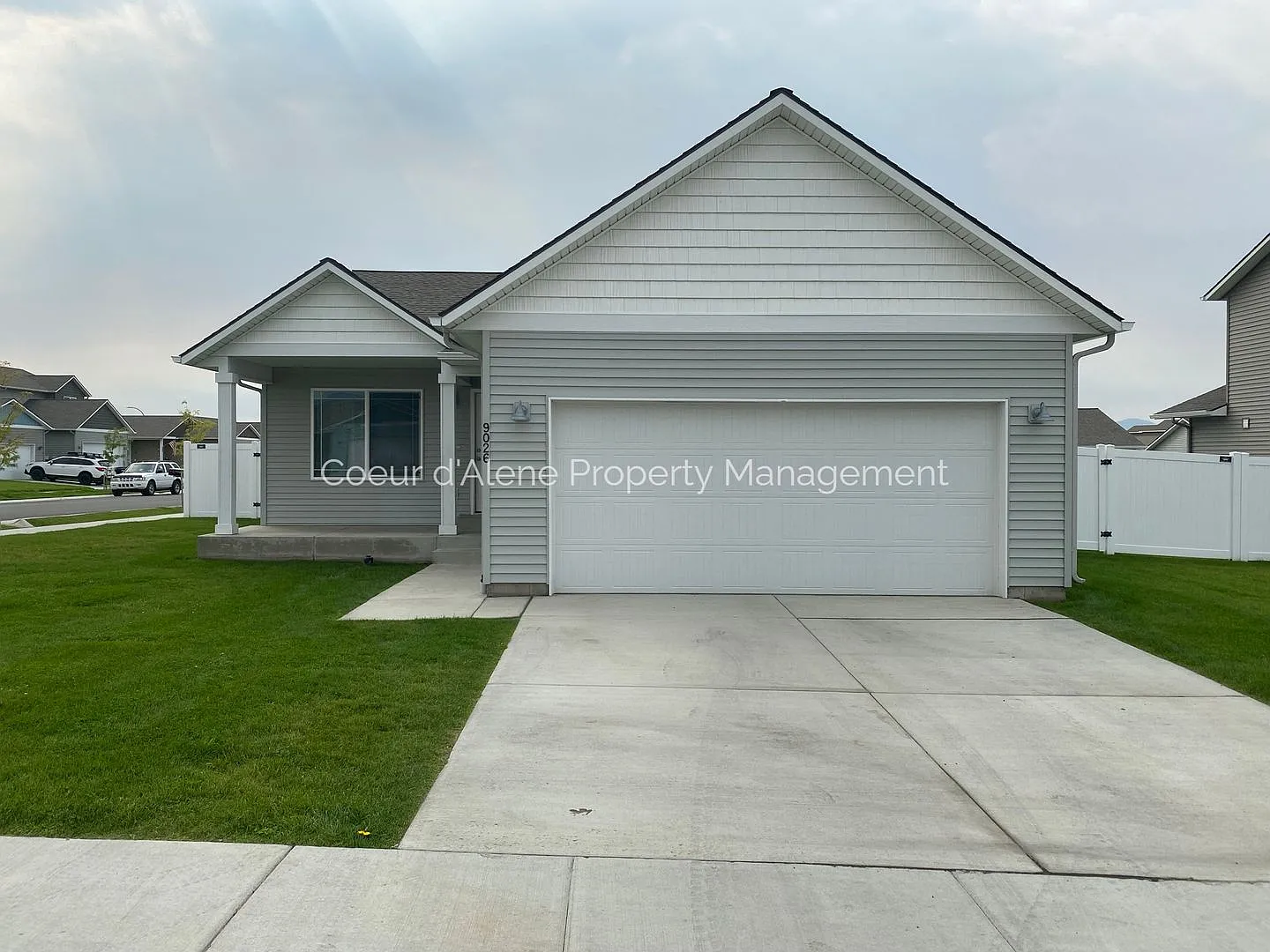 3 bed house on corner lot in Crown Pointe! — Photo 2