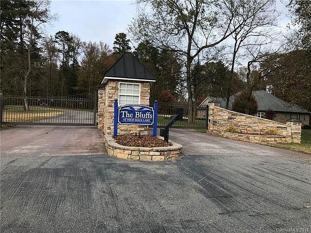 1st image of 325 Bluff Ln