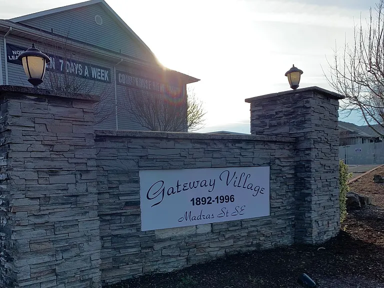 Gateway Village Apartments — Photo 74
