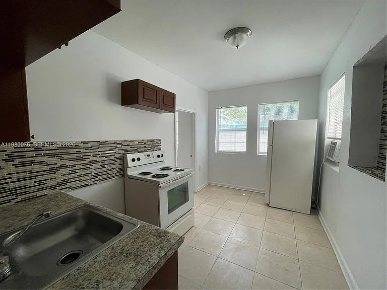 1060 NW 47th St #4 — Photo 1